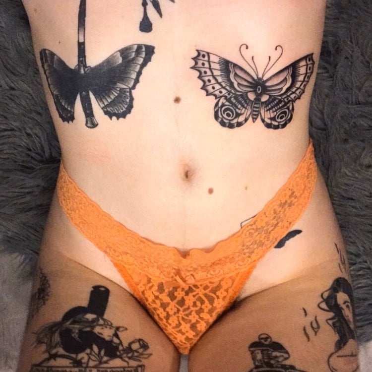 Feministe francaise s'exhibe sur insta
 #80356402