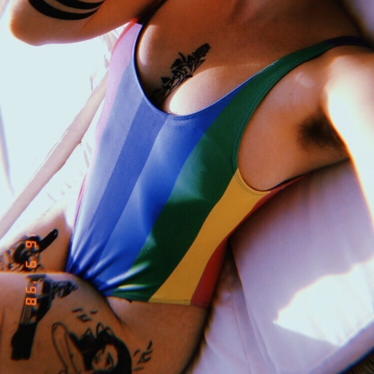 Feministe francaise s'exhibe sur insta
 #80356405