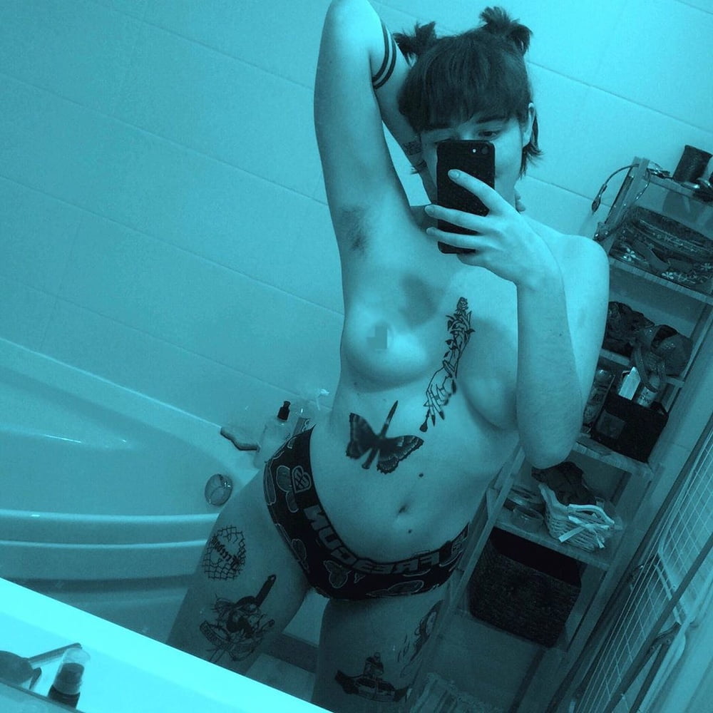 Feministe francaise s'exhibe sur insta
 #80356423