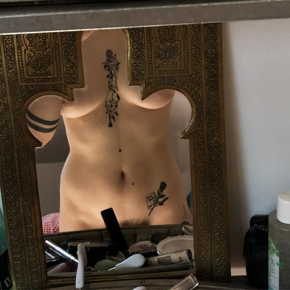 Feministe francaise s'exhibe sur insta
 #80356438