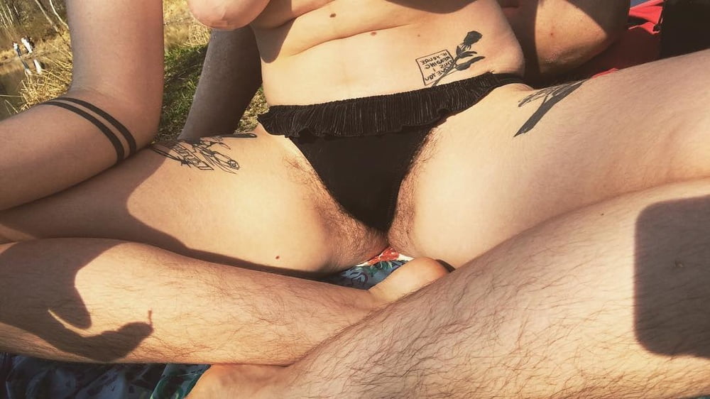 Feministe francaise s'exhibe sur insta
 #80356440