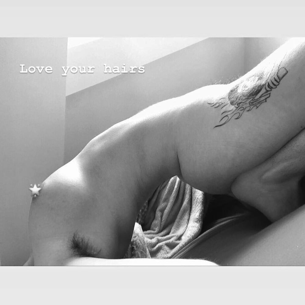 Feministe francaise s'exhibe sur insta
 #80356443