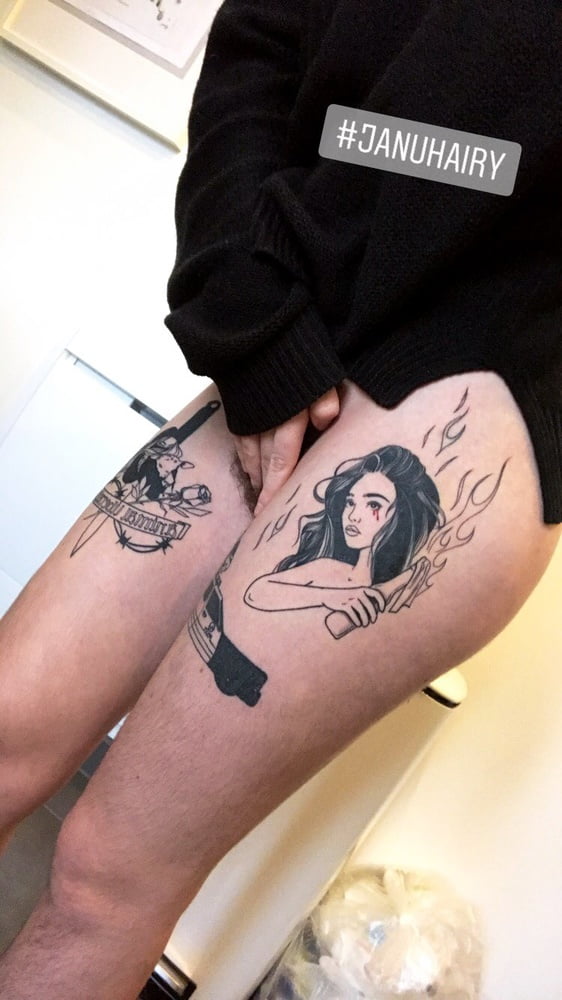 Feministe francaise s'exhibe sur insta
 #80356468