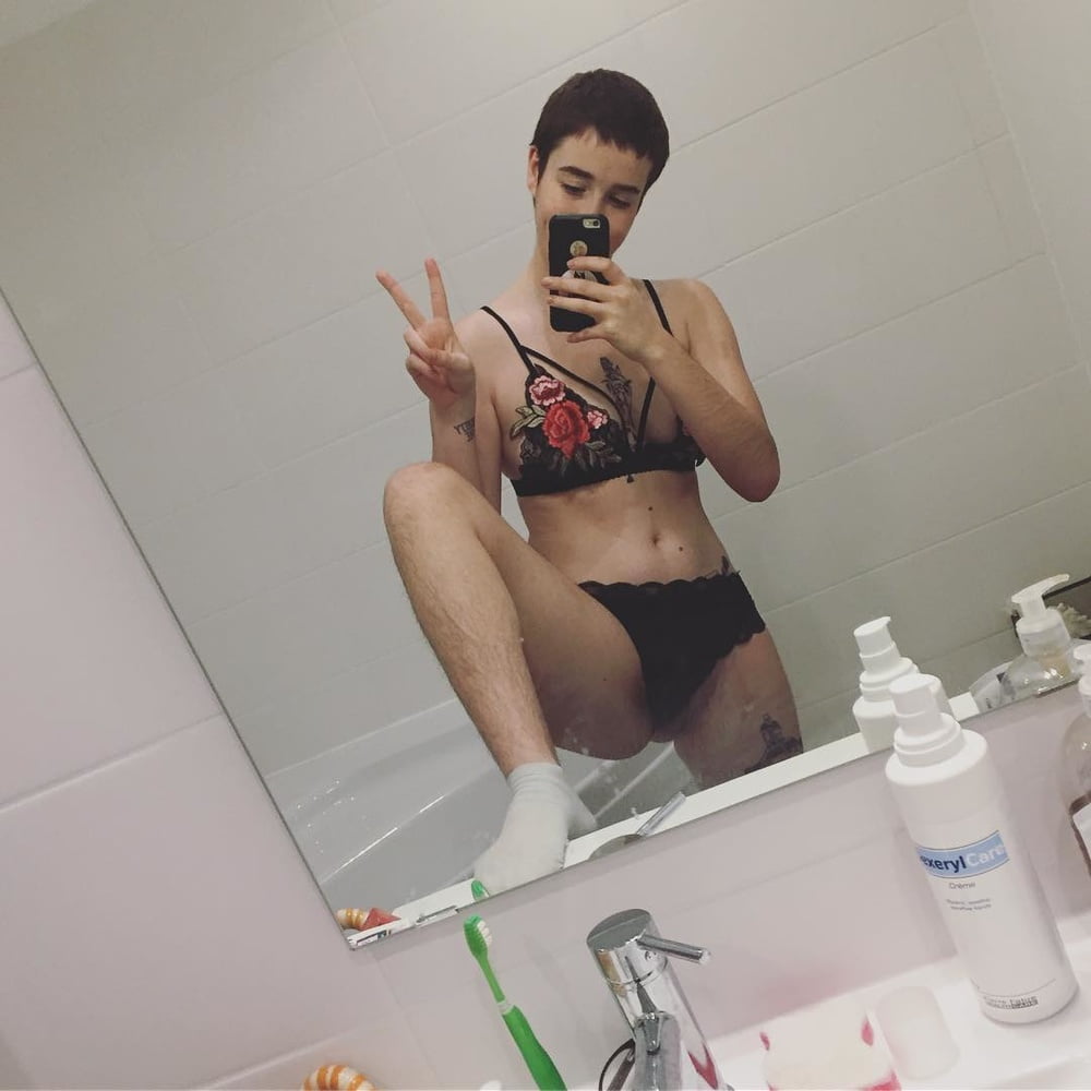 Feministe francaise s'exhibe sur insta
 #80356471