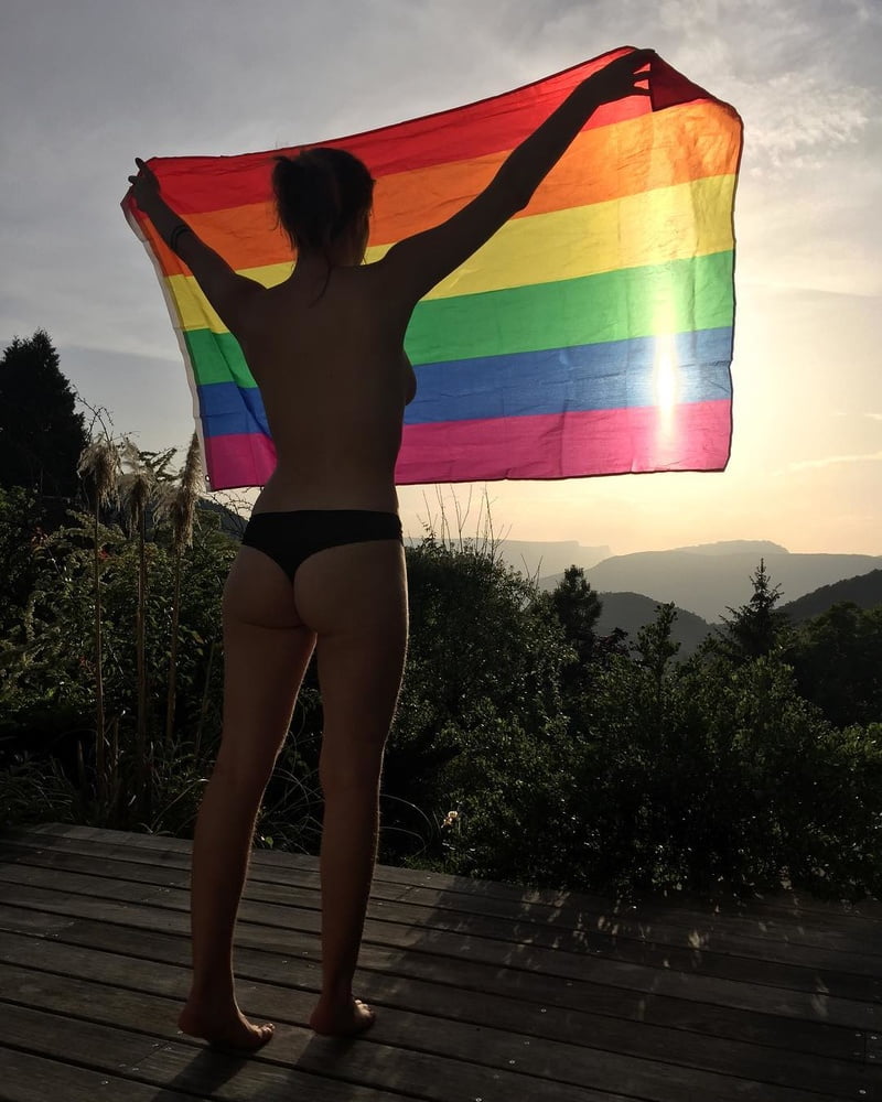 Feministe francaise s'exhibe sur insta
 #80356477