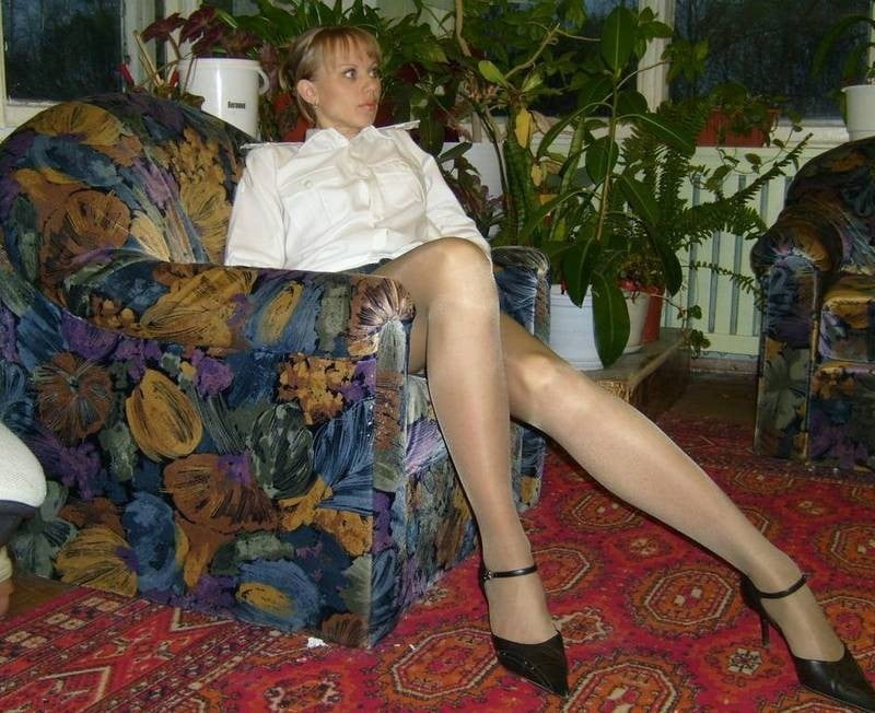 Russische schlanke Dame mit langen Beinen in glänzenden, braunen Strümpfen
 #95118660