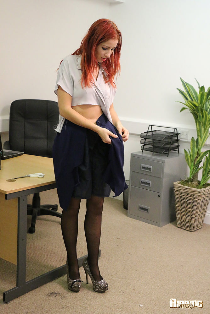 裏地付きのスカートやドレスが破れている 2
 #92515437