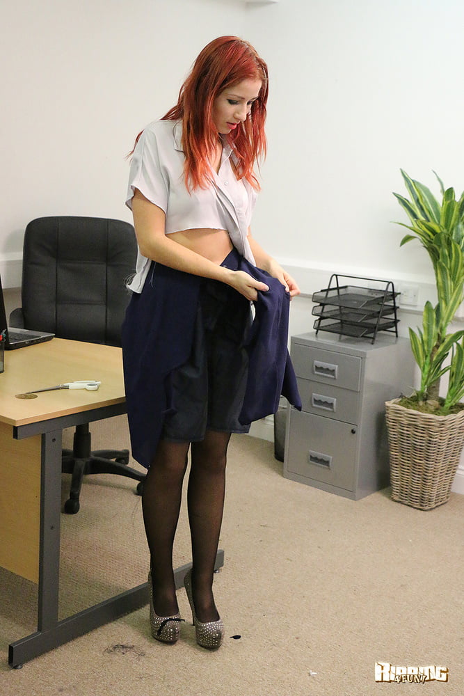 裏地付きのスカートやドレスが破れている 2
 #92515440