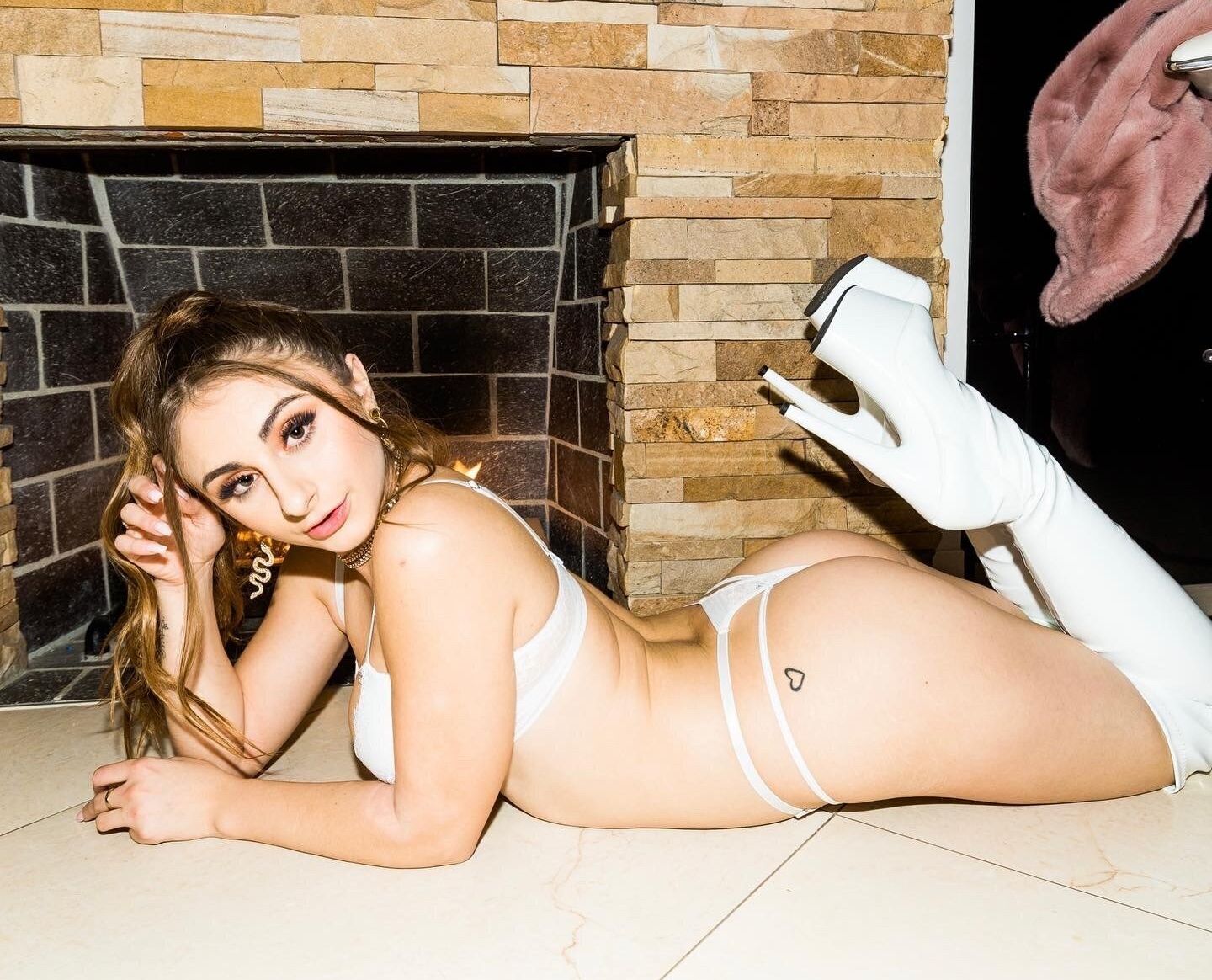 Penelope Kay desnuda #108348216