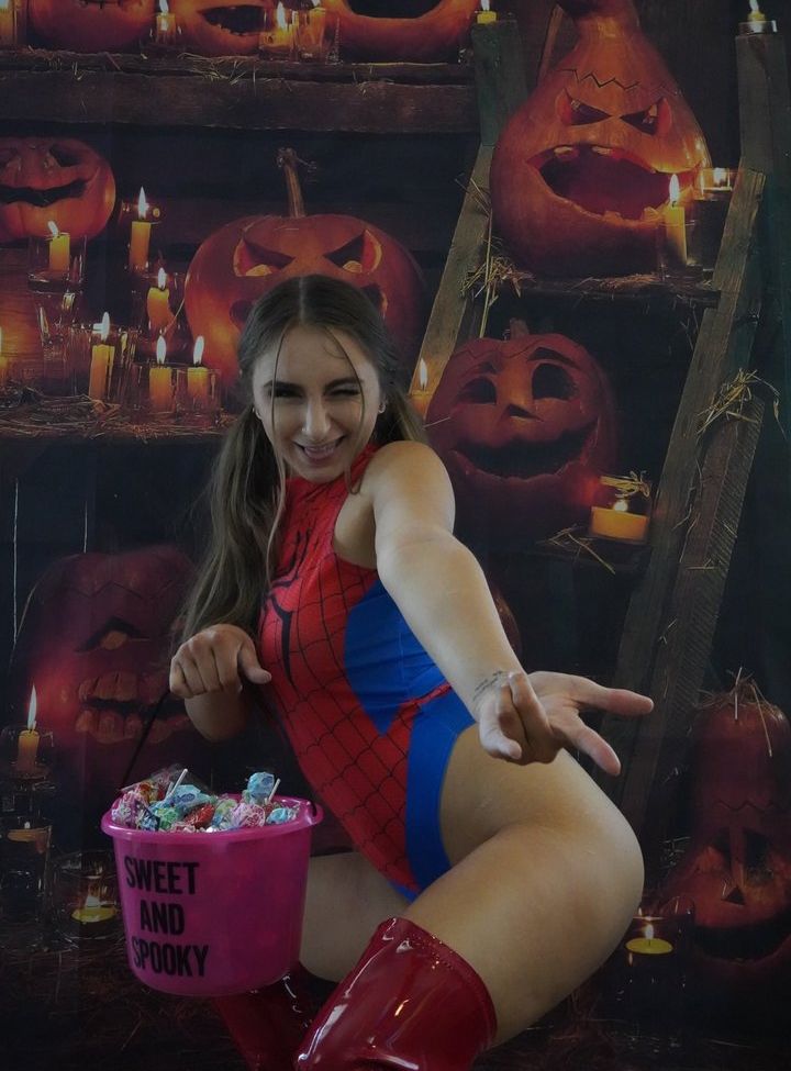 Penelope Kay desnuda #108348218