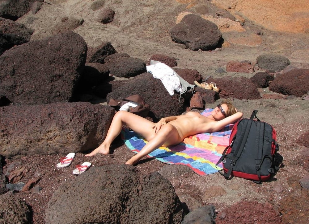 Femme s'amuse en groupe à la plage
 #87871162