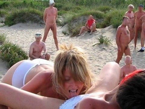 Femme s'amuse en groupe à la plage
 #87871197