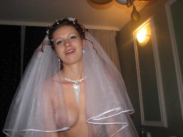 Giovane sposa russa che fa foto sexy
 #93969115