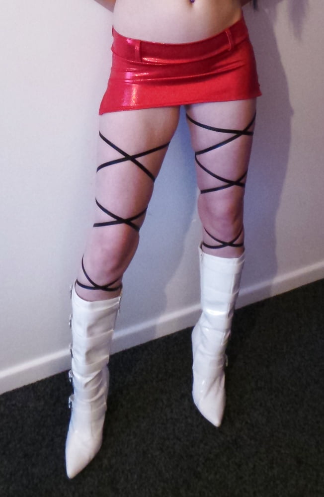 Nicht nackt (meistens) - "naughty but nice", wenig Nacktheit oder Sex
 #97025461