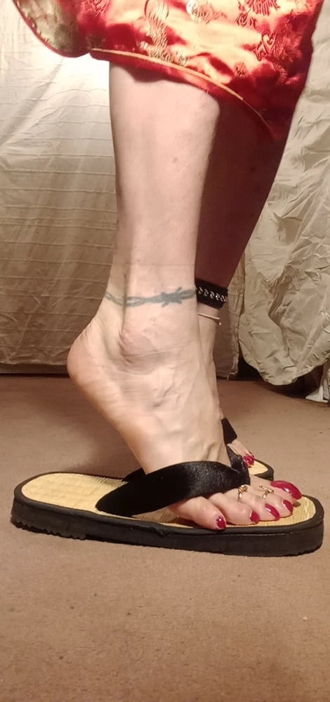 Asian ts sexy pies en sandalias, mulas, altos infiernos .
 #106829806