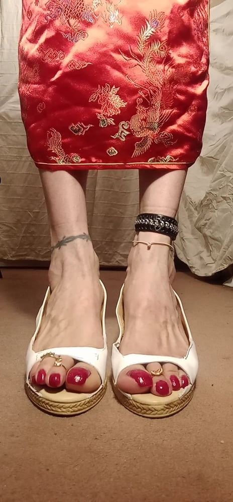 Asian ts sexy pies en sandalias, mulas, altos infiernos .
 #106829812