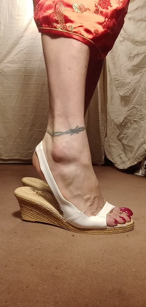 Asian ts sexy pies en sandalias, mulas, altos infiernos .
 #106829814