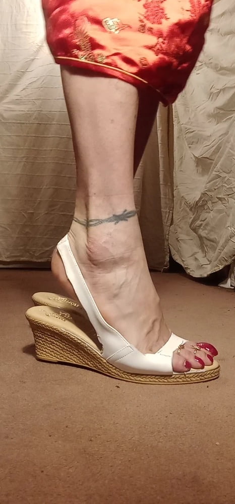 Asian ts sexy pies en sandalias, mulas, altos infiernos .
 #106829818