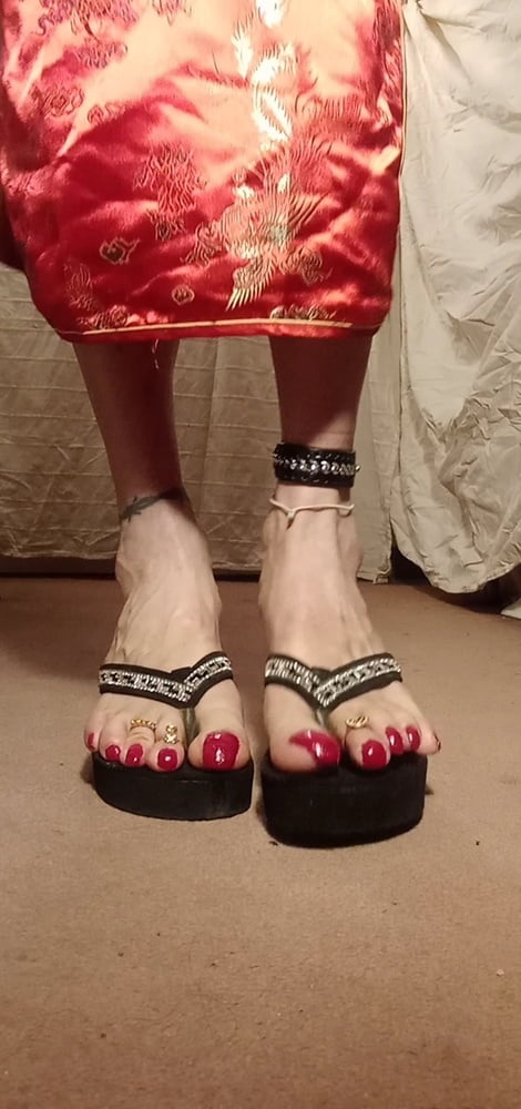 Asian ts sexy pies en sandalias, mulas, altos infiernos .
 #106829839
