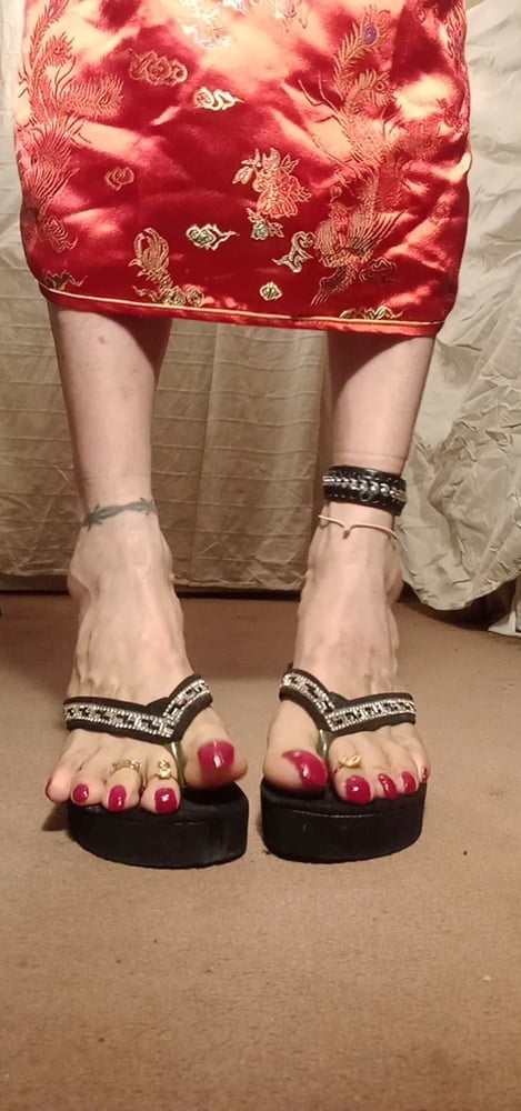 Asian ts sexy pies en sandalias, mulas, altos infiernos .
 #106829843