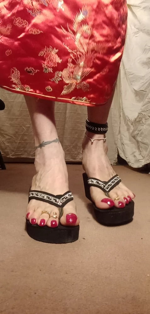 Asian ts sexy pies en sandalias, mulas, altos infiernos .
 #106829846