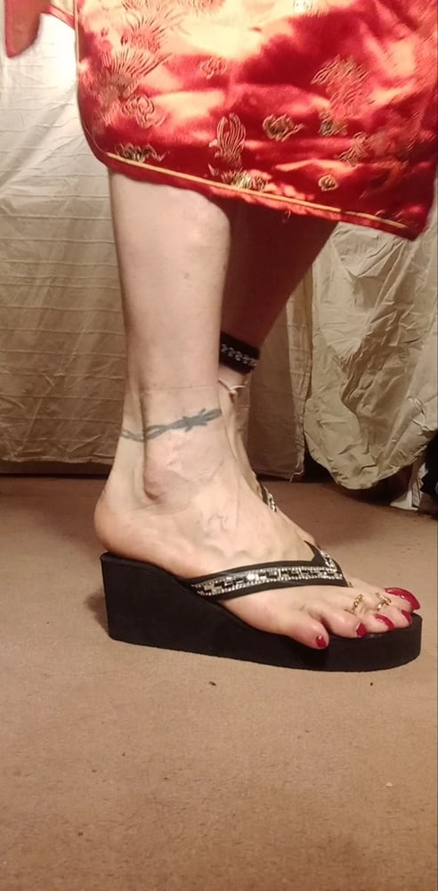 Asian ts sexy pies en sandalias, mulas, altos infiernos .
 #106829848