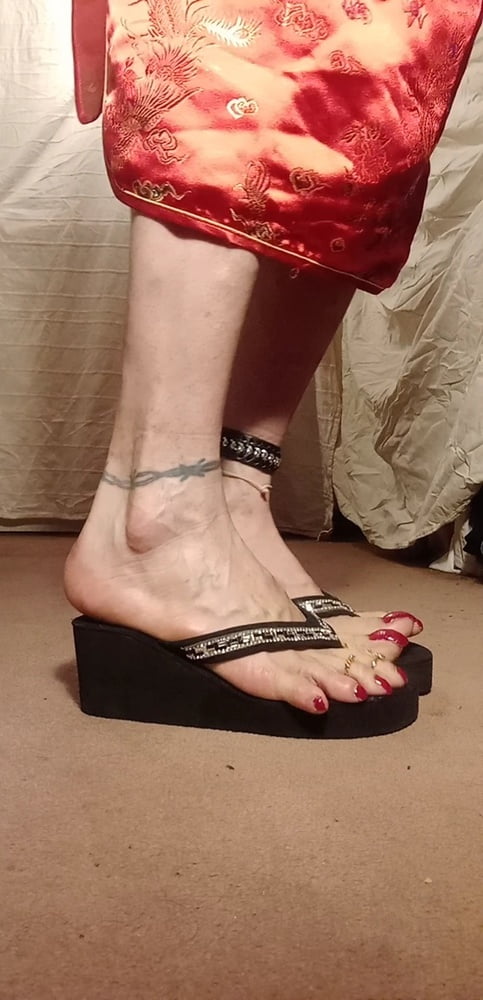 Asian ts sexy pies en sandalias, mulas, altos infiernos .
 #106829850