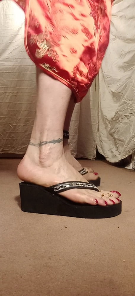 Asian ts sexy pies en sandalias, mulas, altos infiernos .
 #106829852