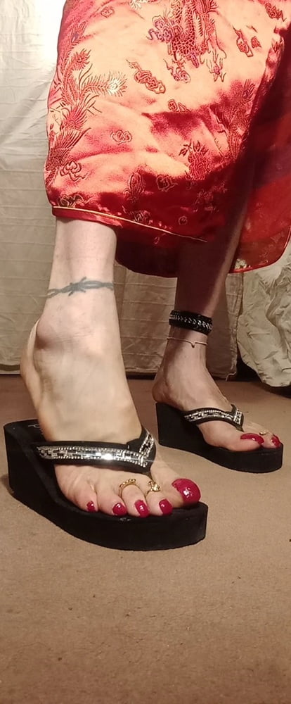 Asian ts sexy pies en sandalias, mulas, altos infiernos .
 #106829856