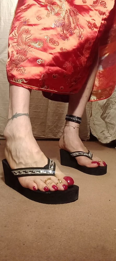 Asian ts sexy pies en sandalias, mulas, altos infiernos .
 #106829857