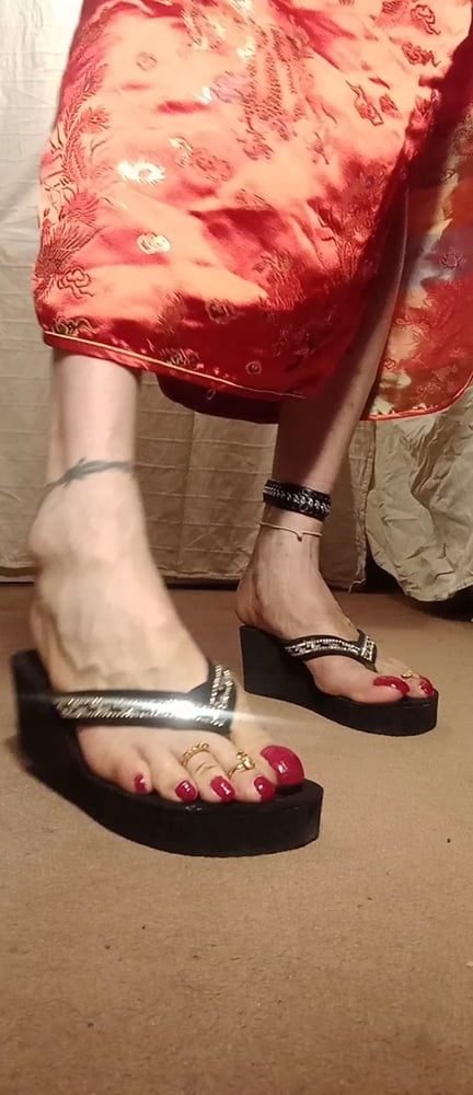Asian ts sexy pies en sandalias, mulas, altos infiernos .
 #106829859