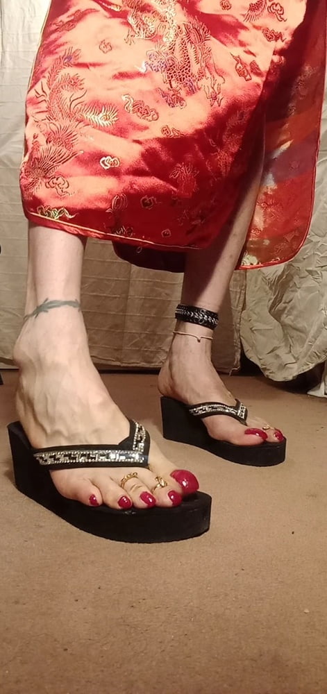 Asian ts sexy pies en sandalias, mulas, altos infiernos .
 #106829861