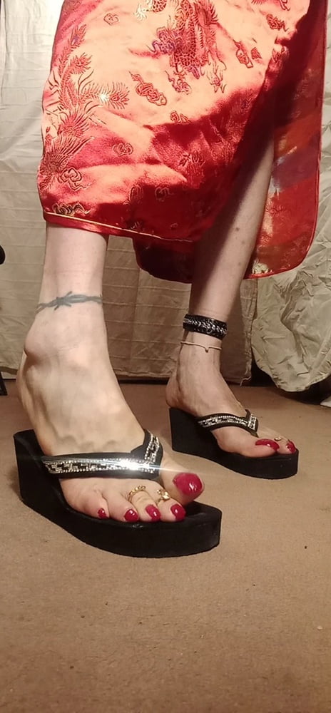 Asian ts sexy pies en sandalias, mulas, altos infiernos .
 #106829863