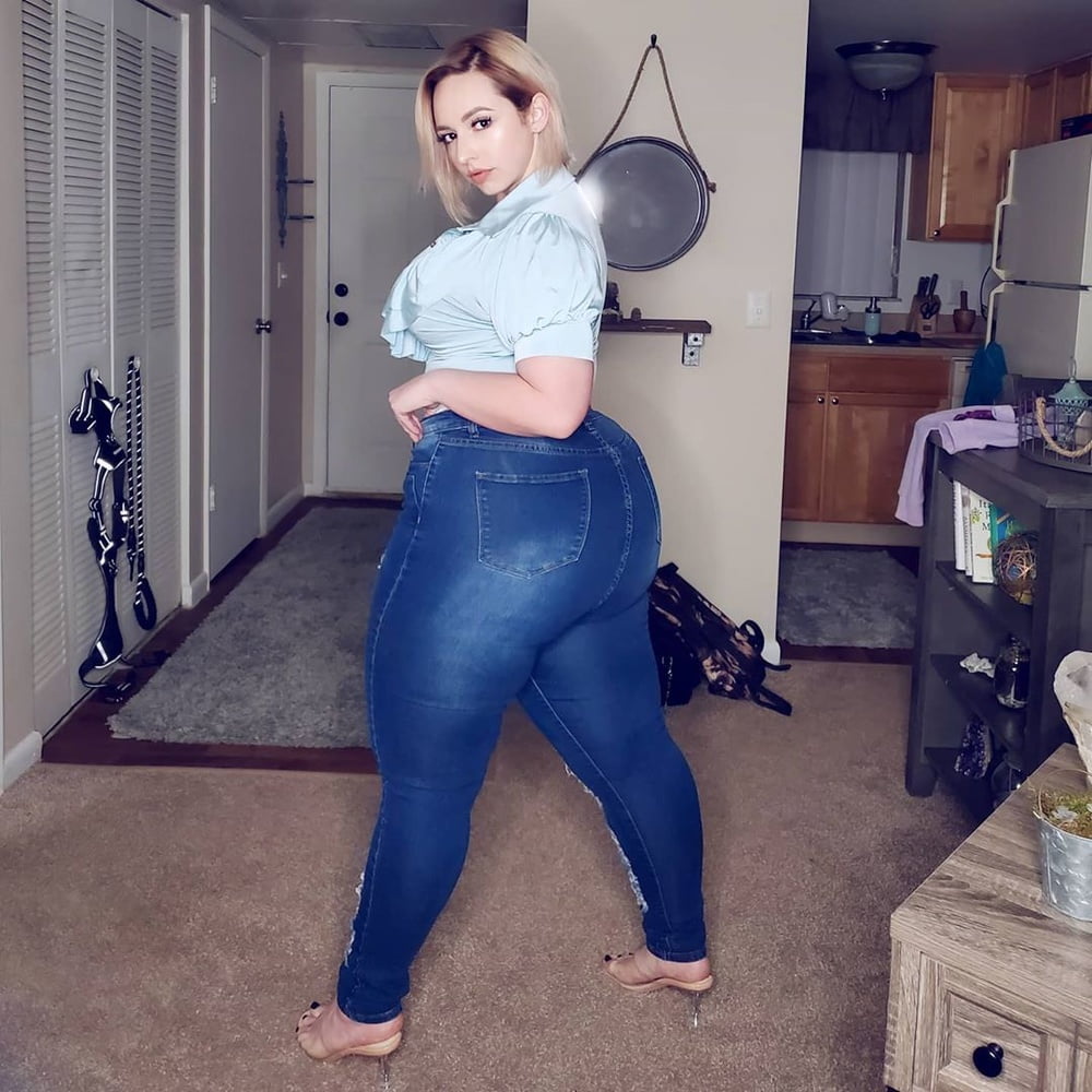 Busty curvy pawg donne mix
 #100402828