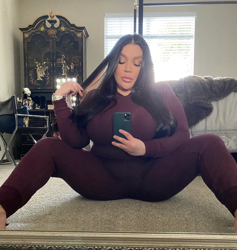 Busty curvy pawg donne mix
 #100403259