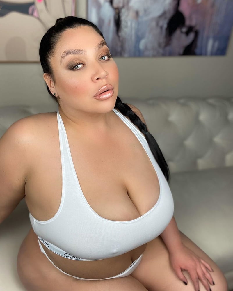 Busty curvy pawg donne mix
 #100403276