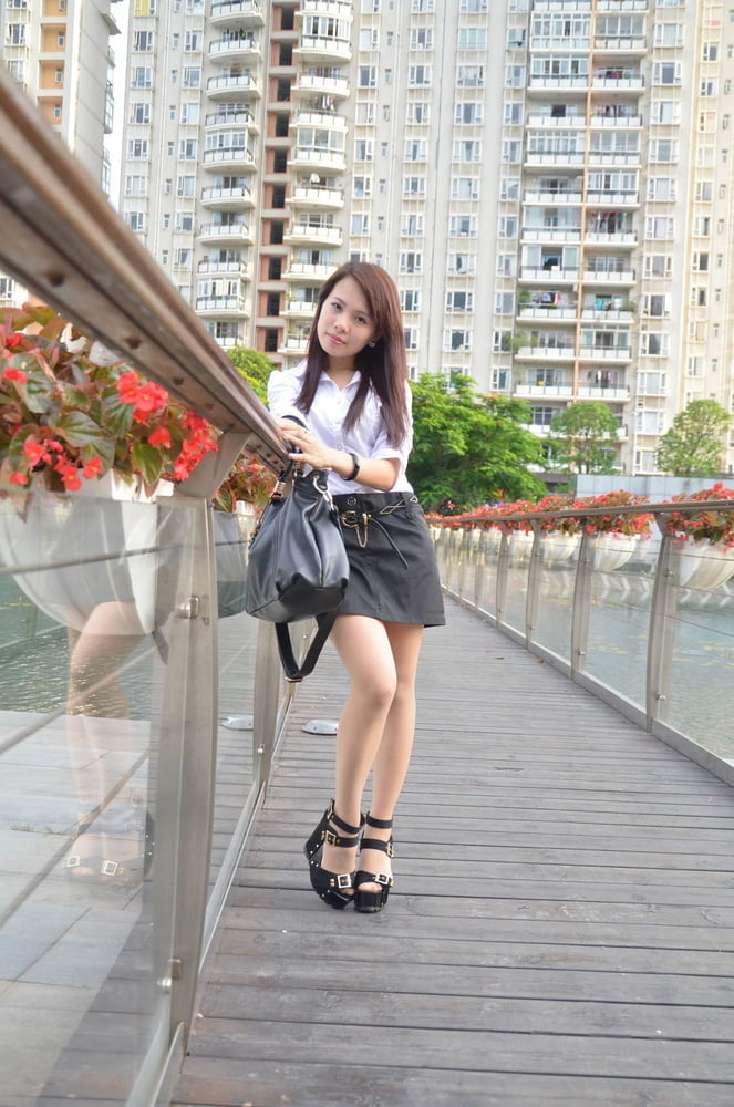 Ragazza coreana in collant e sandali di piattaforma
 #101565979