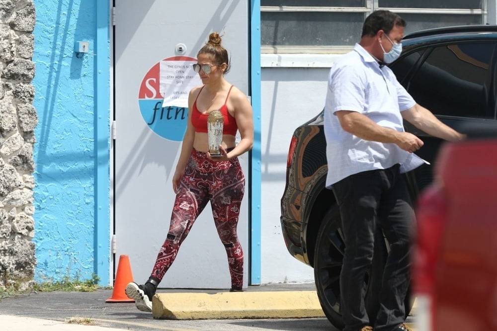 Jennifer lopez en soutien-gorge de sport et collants rouges.
 #100719597