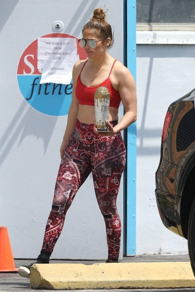 Jennifer lopez en soutien-gorge de sport et collants rouges.
 #100719605