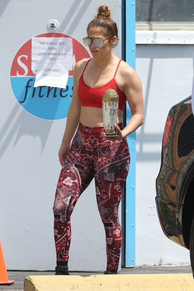 Jennifer lopez en soutien-gorge de sport et collants rouges.
 #100719614