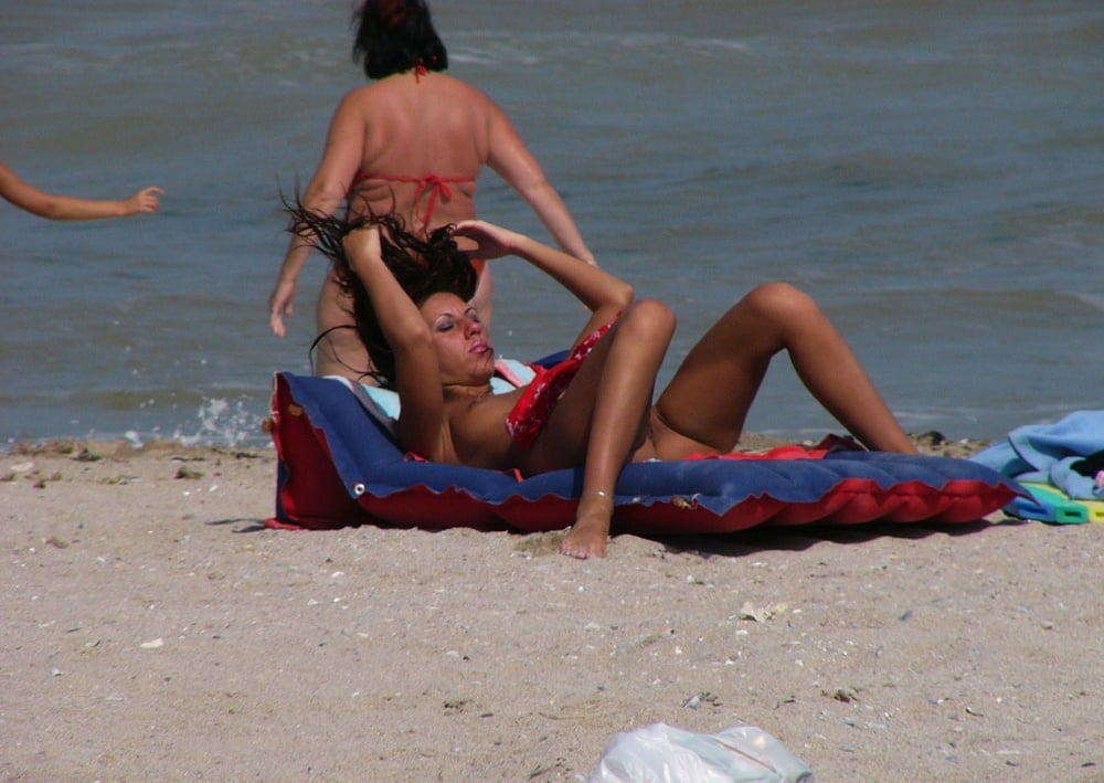 brune a la plage IV #95590811