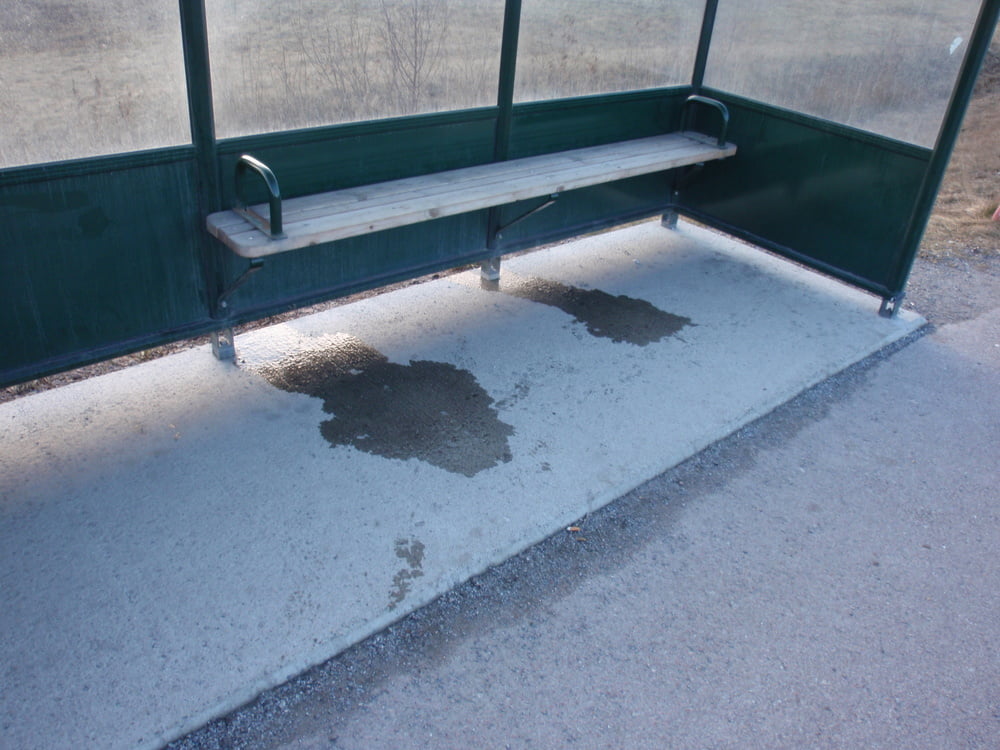 Le mie pozze di piscio alla fermata dell'autobus
 #103879650