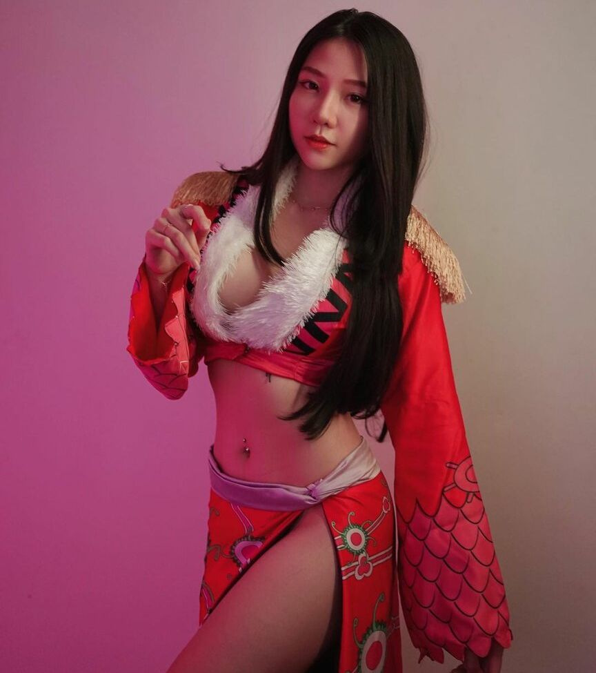 Jenadammaya desnuda #107868089