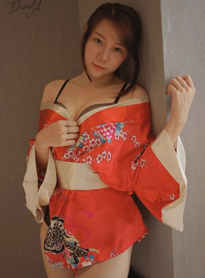 Jenadammaya desnuda #107868136