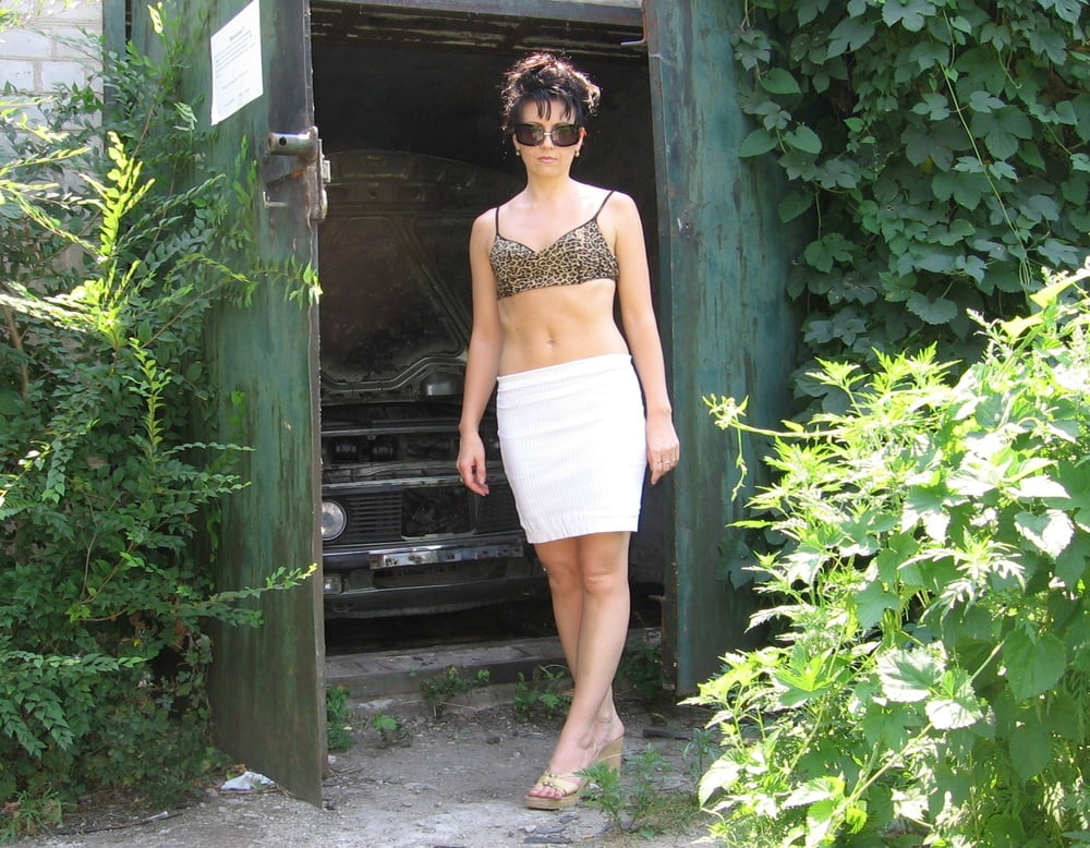 Brune s'exhibe et suce e exterieur
 #96500191