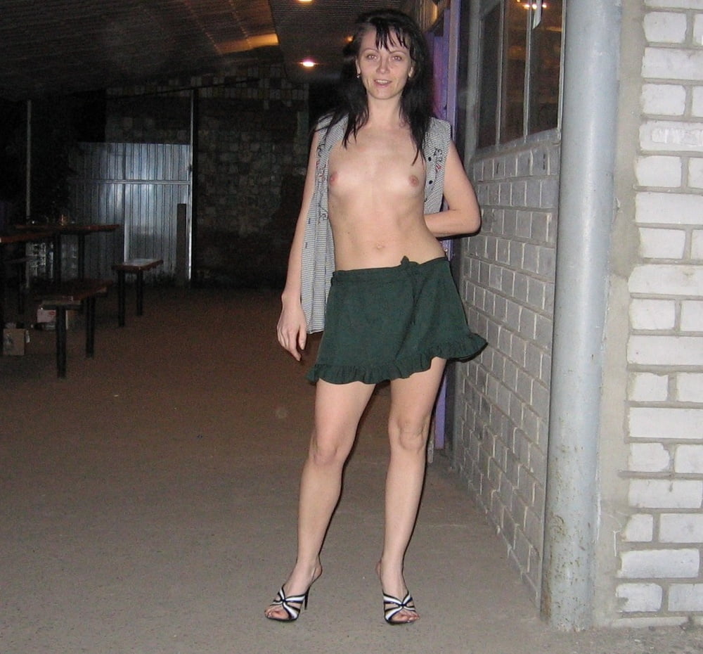 Brune s'exhibe et suce e exterieur
 #96500306