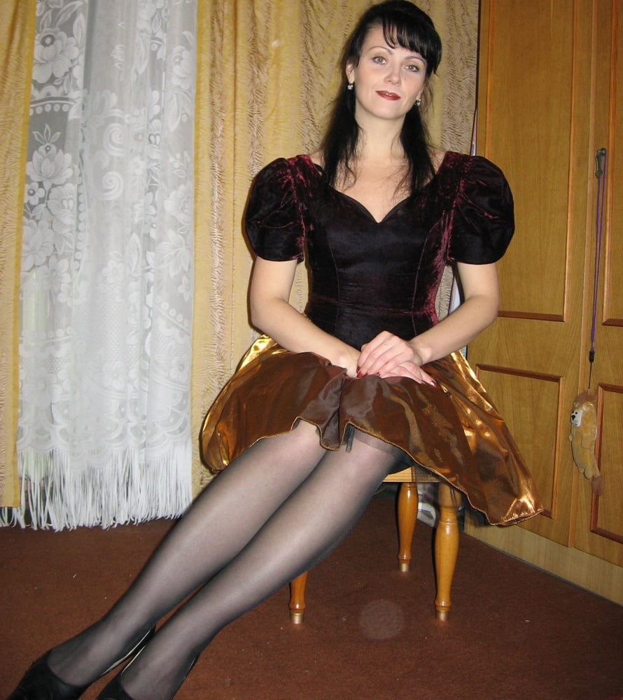 Brune s'exhibe et suce e exterieur
 #96500392