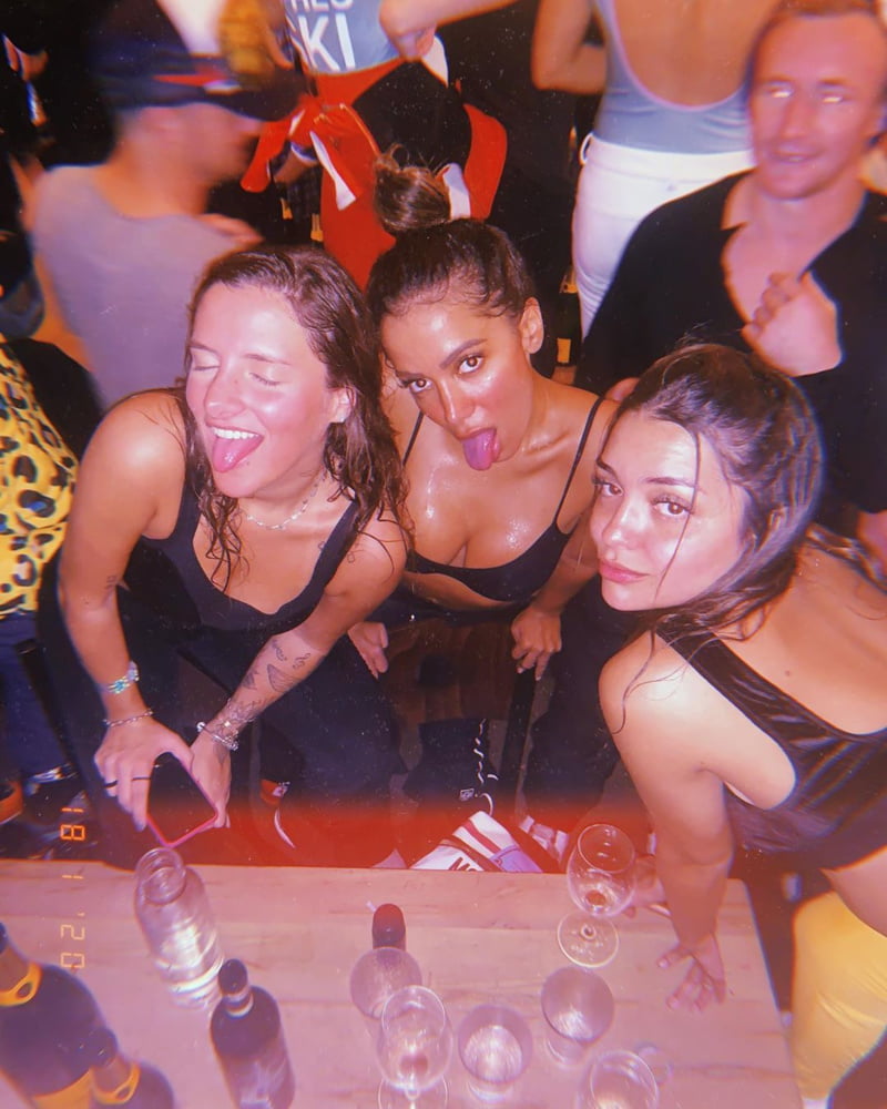 Anitta gostosa querendo leitinho #106076380