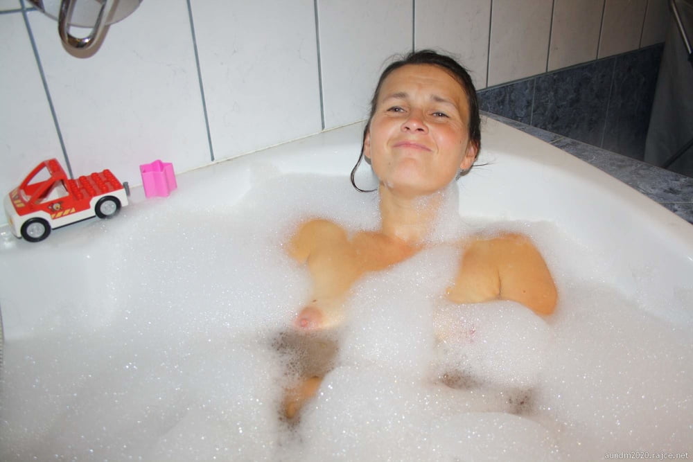 お風呂に入るドイツ人女性
 #80659410