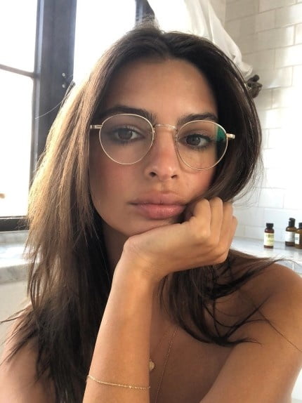 Sexy Mädchen mit Brille
 #92596640